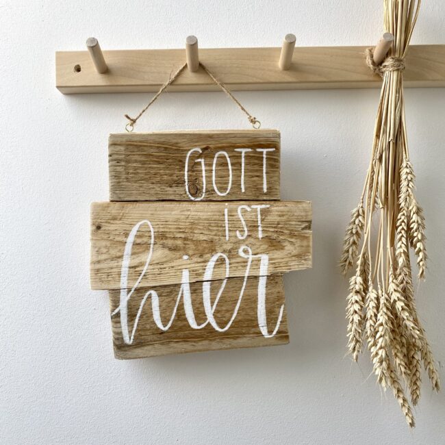 Holzschild „gott ist hier“