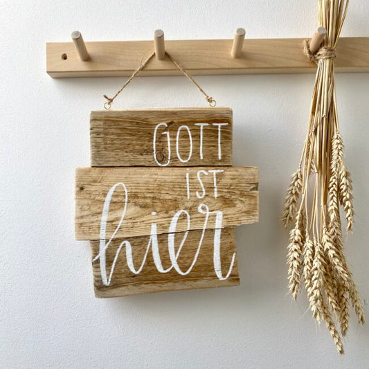 Holzschild „gott ist hier“